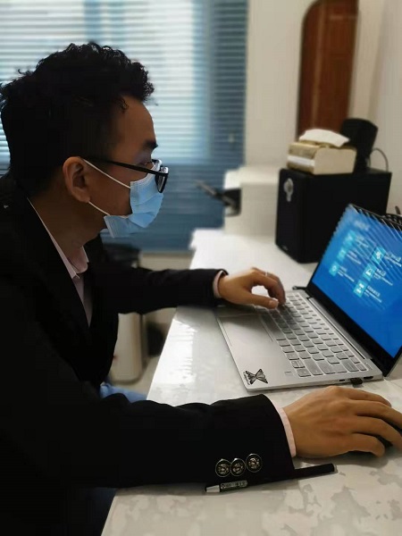 7钟彦带领技术人员在搭建网络疫情可视化界面 (2).jpg