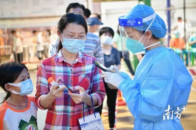 广州海珠区,市民在有序排队进行核酸采样。徐昊 摄 图片