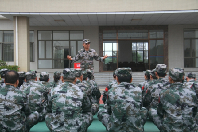 图片:图二:旅长刘水华为大家上国防教育课。阙丹羽摄