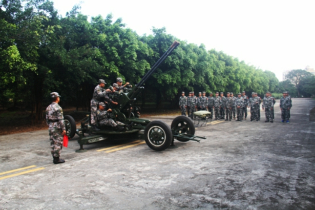 图片:图三:零距离体验高射炮。阙丹羽摄