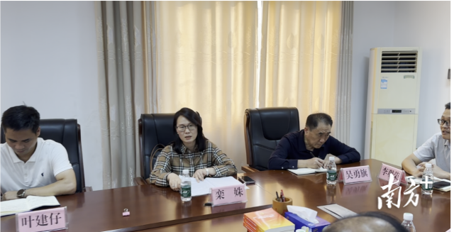 数学与统计学院领导班子成员及教师代表