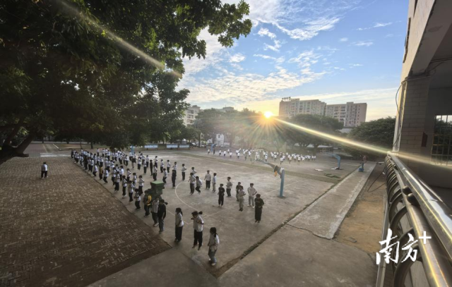 学生正在上体育课