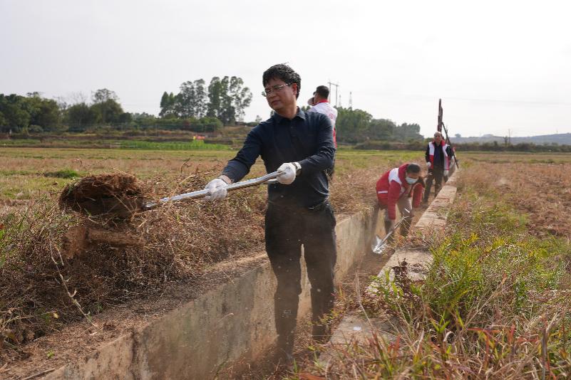 湛江市水务局联合坡头区开展党群清淤活动 湛江市水务局联合坡头区开展党群清淤活动