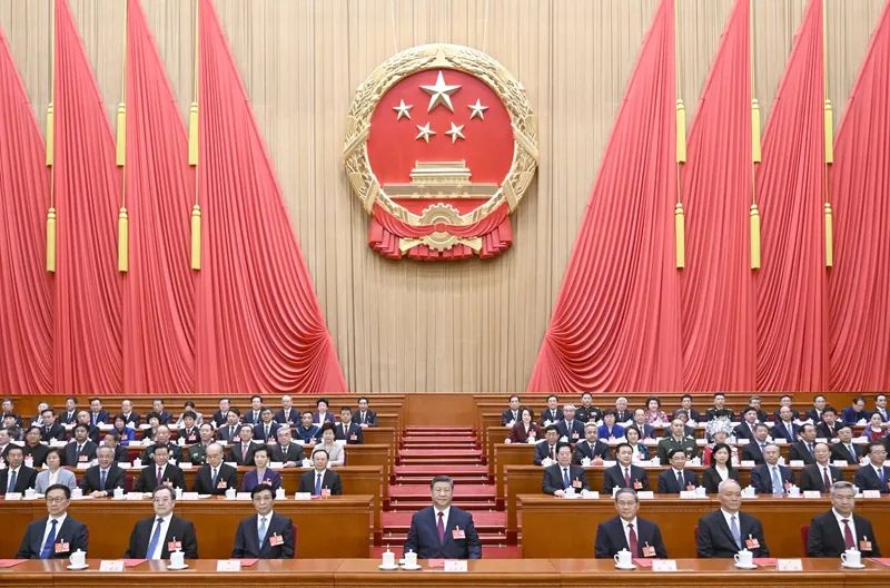 十四届全国人大三次会议在京闭幕 习近平等在主席台就座
