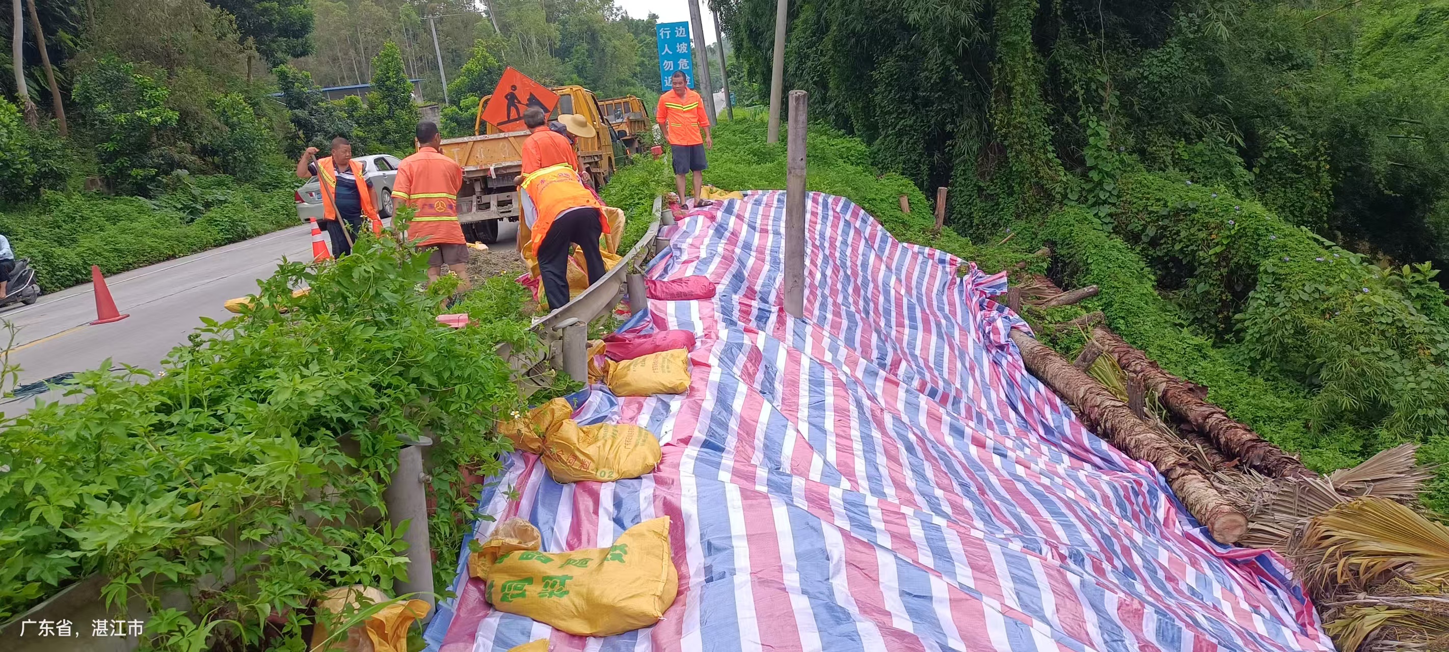 7月20日上午,廉江市公路事务中心塘蓬养护站对所辖普通国省道高等级风险路段(点)和涉灾隐患点共1处(S287线k4+200路段)进行台风前加固。.jpg