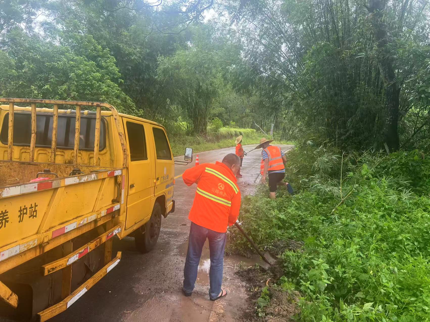 7月21日上午,廉江市公路事务中心各养护站台风过后,到国省道清理倒伏树木、路面积砂,疏通积水路段,检查桥梁,扶正倾斜标志牌等.jpg