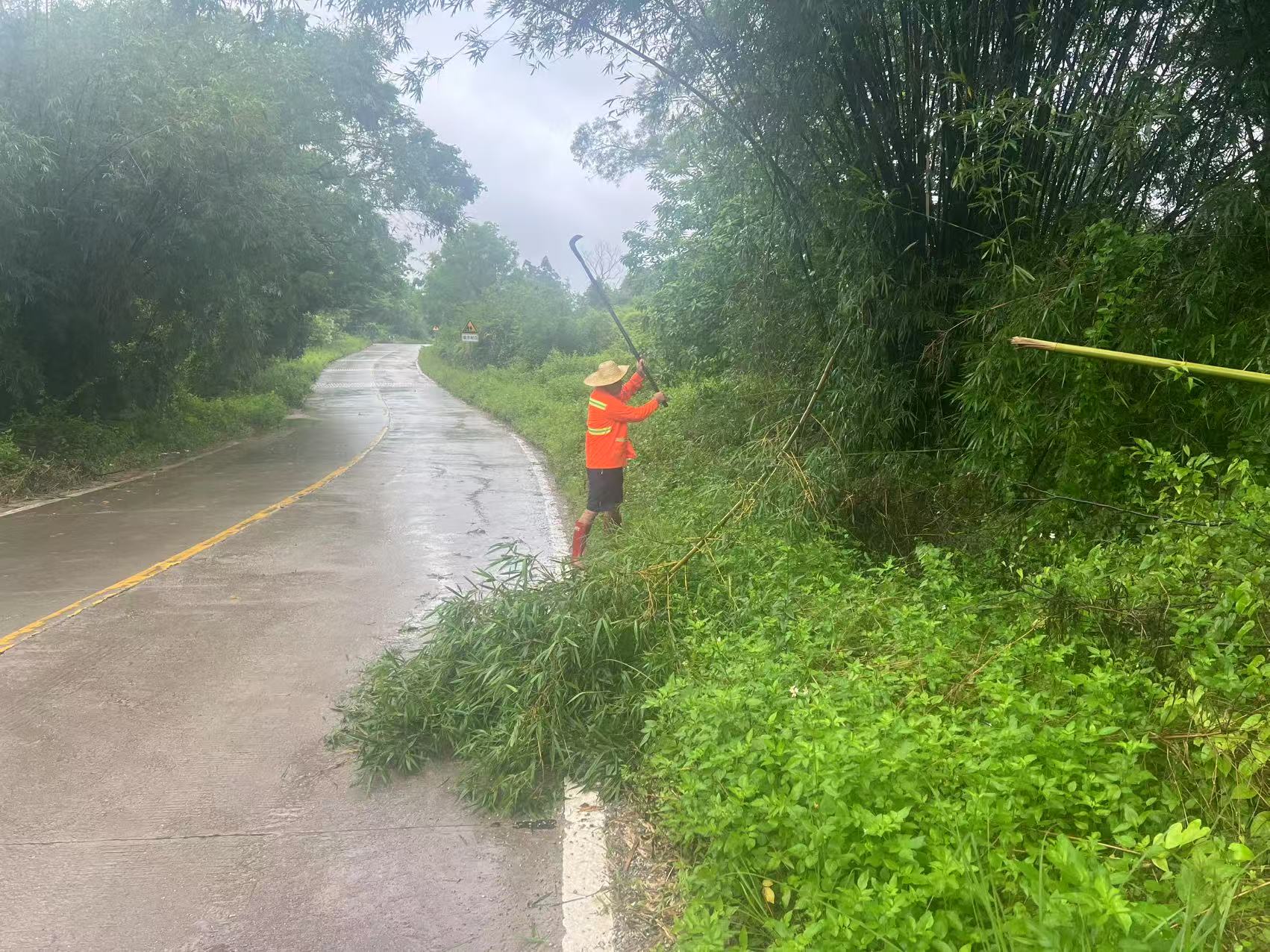 7月21日上午,廉江市公路事务中心各养护站台风过后,到国省道清理倒伏树木、路面积砂,疏通积水路段,检查桥梁,扶正倾斜标志牌等2.jpg